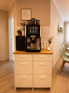 Eine Küche mit einer Mikrowelle auf der Arbeitsplatte in der Unterkunft Elbhotel Dresden by AURUM in Dresden