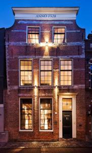 a brick building with lights on the front of it at Kalckmate in Goes