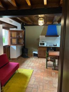 a living room with a red couch and a blue ceiling at rincón de covadonga in Caño