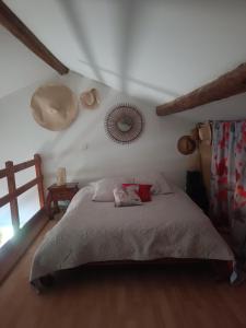 a bedroom with a bed and a mirror on the wall at Chez Delph in Rognonas