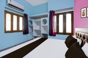 a room with a bed and windows in it at Hotel O Magadh Guest House in Gaya +22 photos