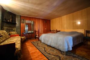 sypialnia z łóżkiem i kanapą w obiekcie Apartment Gardenia w Kutaisi