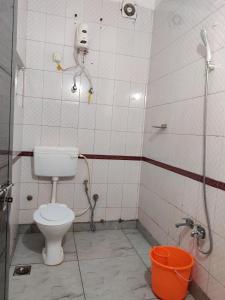 a bathroom with a toilet and a shower at LlBRA REGENCY in Guruvāyūr