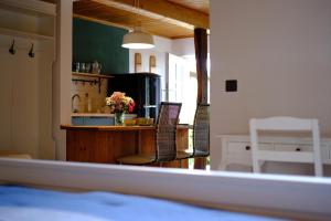 a kitchen with a counter and a table with flowers at Judies Garten in Schaalby