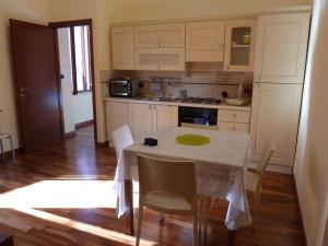kuchnia ze stołem z białą tkaniną w obiekcie House Incani 20 w mieście Villasimius