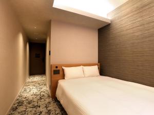 RE Hotel Umeda-2 tesisinde bir odada yatak veya yataklar
