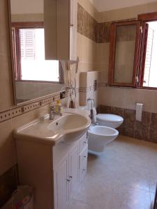 ヴィッラシミーウスにあるHouse Incani 20のバスルーム(洗面台2台、トイレ付)