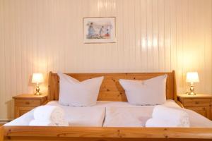 a bedroom with a bed with two towels on it at Seetuun-Hoff - Studio in Nordstrand