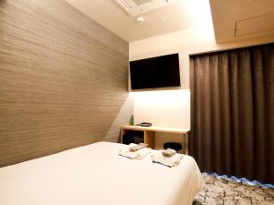 RE Hotel Umeda-2 tesisinde bir odada yatak veya yataklar