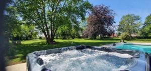 Swimmingpoolen hos eller tæt på Le 49 Côté Parc & SPA + 32 billeder
