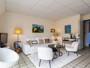 a living room with a couch and a table at Ker Envor in Pleumeur-Bodou
