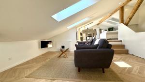 a living room with a chair and a skylight at Boutique Hotel Niesenblick - direkt am Thunersee gelegen mit SELF CHECK IN & digitaler Rezeption in Oberhofen am Thunersee