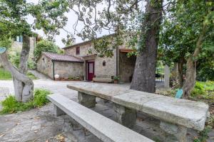 a stone bench sitting in front of a building at Vagalume in Vedra