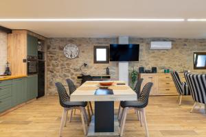 a kitchen and dining room with a table and chairs at Vagalume in Vedra