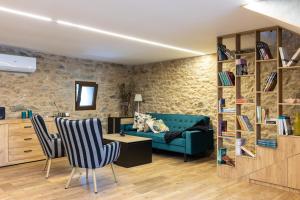 a living room with a couch and a table and chairs at Vagalume in Vedra
