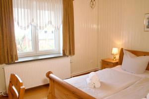 a bedroom with a bed with two towels on it at Seetuun-Hoff - Studio in Nordstrand