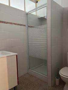 a glass shower in a bathroom with a toilet at Maisonnette Clisson quartier Trinité in Clisson