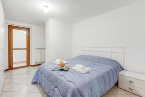 a bedroom with a blue bed with towels on it at Juliette House: Shared Pool & Relax - Happy Rentals in Salò +36 photos
