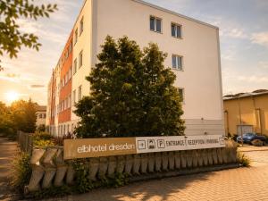 ein Gebäude mit einem Schild davor in der Unterkunft Elbhotel Dresden by AURUM in Dresden