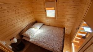 an overhead view of a bedroom in a log cabin at Zacisze domek z Jacuzzi & Sauna in Chrołowice