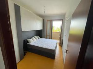 a small bedroom with a bed and a window at Casa Ariel in Lido Adriano