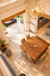 eine Draufsicht auf ein Wohnzimmer mit einem Holztisch in der Unterkunft Villa Intensity in Bastogne