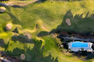 eine Draufsicht auf ein Haus an einem Golfplatz in der Unterkunft Crete Golf Club Hotel in Hersonissos