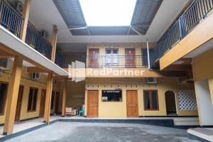 a building with a sign that reads needer partner at Wisma Handayani Syariah RedPartner near RSUD Wonosari in Yogyakarta