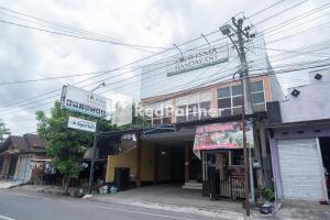 a building on a street with signs on it at Wisma Handayani Syariah RedPartner near RSUD Wonosari in Yogyakarta