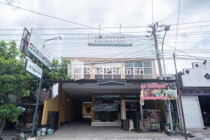 a building with a sign on top of it at Wisma Handayani Syariah RedPartner near RSUD Wonosari in Yogyakarta