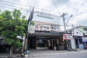 a building with a sign on the front of it at Wisma Handayani Syariah RedPartner near RSUD Wonosari in Yogyakarta