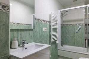 a bathroom with a sink and a shower at Apartamento Río do Con Vilagarcía in Vilagarcia de Arousa