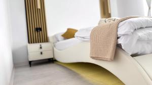 a bedroom with a white bed and a mirror at Apartament Benicarlo2 in Brad