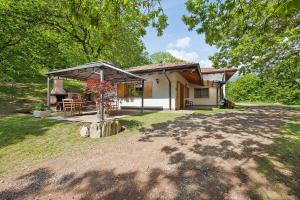 a small house with a pavilion in a yard at Tenuta I Maroneri in Drena