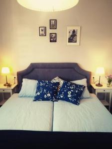 a bedroom with a bed with blue pillows and two lamps at Playa Catedrales Village in Barreiros