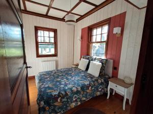 a small bedroom with a bed and a window at Le rêve au fil de l'eau in Marmagne
