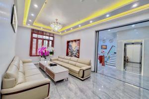 a living room with a couch and a table at Halo Motel Đồ Sơn in Ðố Sơn