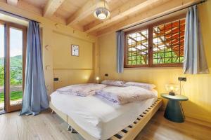 a bedroom with a bed and a window at Tenuta I Maroneri in Drena