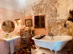 a bathroom with a tub and a sink at Le Chapitre in Nîmes