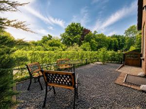 a patio with two chairs and a table and a fence at 'tNest Middelaar in Middelaar