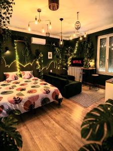 a bedroom with a bed and a living room at Le Studio Jungle climatisé in Graulhet