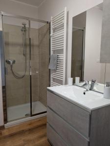 ein Badezimmer mit Waschbecken und Dusche in der Unterkunft EderaRooms in Cerano d'Intelvi