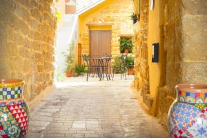 two vases sitting on the side of a alley at BeB Omare Agrigento in Agrigento