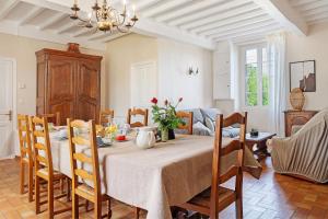 a dining room with a table and chairs at Chambres D'hotes Vignolo in Pontiacq-Viellepinte