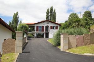 a white house with a driveway at Iduzki-alde bi in Souraïde