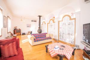 a living room with a couch and a table at CoTTAGE LA VILLA BOLERO in Saint-Cyr-sur-Loire