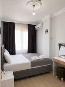 a bedroom with a bed and a window at Rize Akarsu Apart in Rize