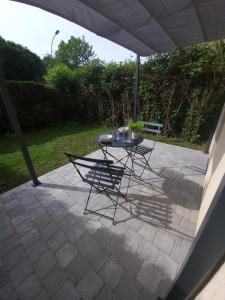 a table and chairs sitting on a patio at Studio avec terrasse et jardin privatif - Figeac centre - Parking gratuit in Figeac +2 photos