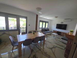 a living room with a wooden table and chairs at Apartman Max in Sveti Ivan Zelina