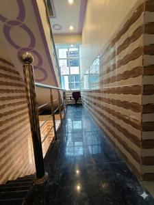 ein Flur mit Treppenhaus in einem Gebäude in der Unterkunft Hotel come inn in Palwal